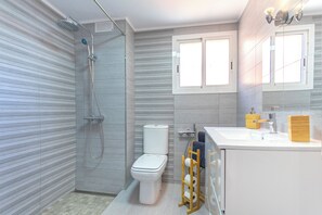 Regadera, secadora de cabello, toallas, jabón 