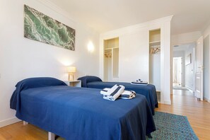 2 chambres, bureau, fer et planche à repasser, lit parapluie