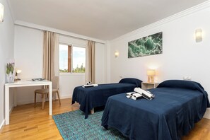 2 habitaciones, escritorio y tabla de planchar con plancha 