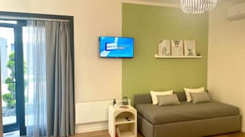 Doppia Comfort, vista giardino | Una cassaforte in camera, una scrivania, postazione laptop