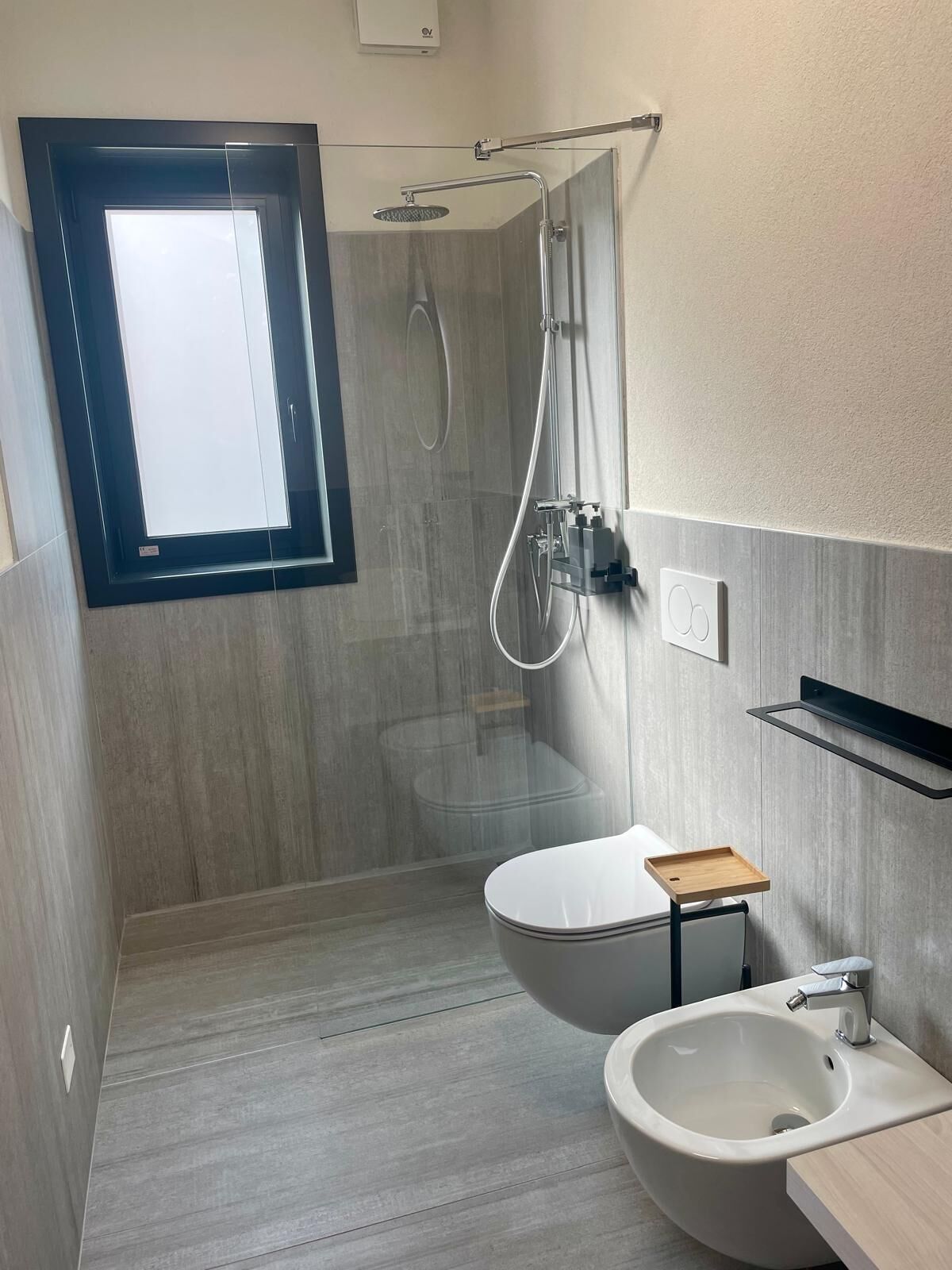 Un baño moderno con ducha, inodoro y bidé.