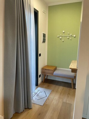 Comfort tweepersoonskamer, uitzicht op tuin | Een kluis op de kamer, een bureau, een laptopwerkplek