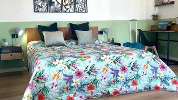 Zimmersafe, Schreibtisch, laptopgeeigneter Arbeitsplatz