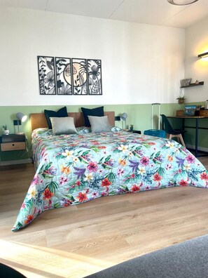 Zimmersafe, Schreibtisch, laptopgeeigneter Arbeitsplatz