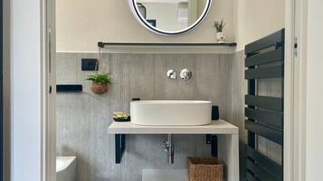 Doppia Comfort, vista giardino (1) | Bagno | Doccia, asciugacapelli, bidet, asciugamani
