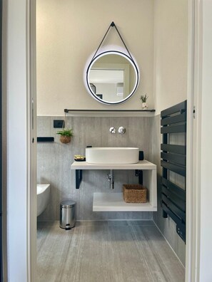 Comfort Double Room, Garden View (1) | Bathroom | Shower, hair dryer, bidet, towels - FLORIDA 7 (Pertegada)