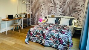Une chambre à coucher avec un lit, un bureau et une chaise.