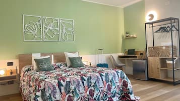 Doppia Comfort, vista giardino | Una cassaforte in camera, una scrivania, postazione laptop