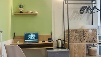 Caja de seguridad en la habitación y escritorio