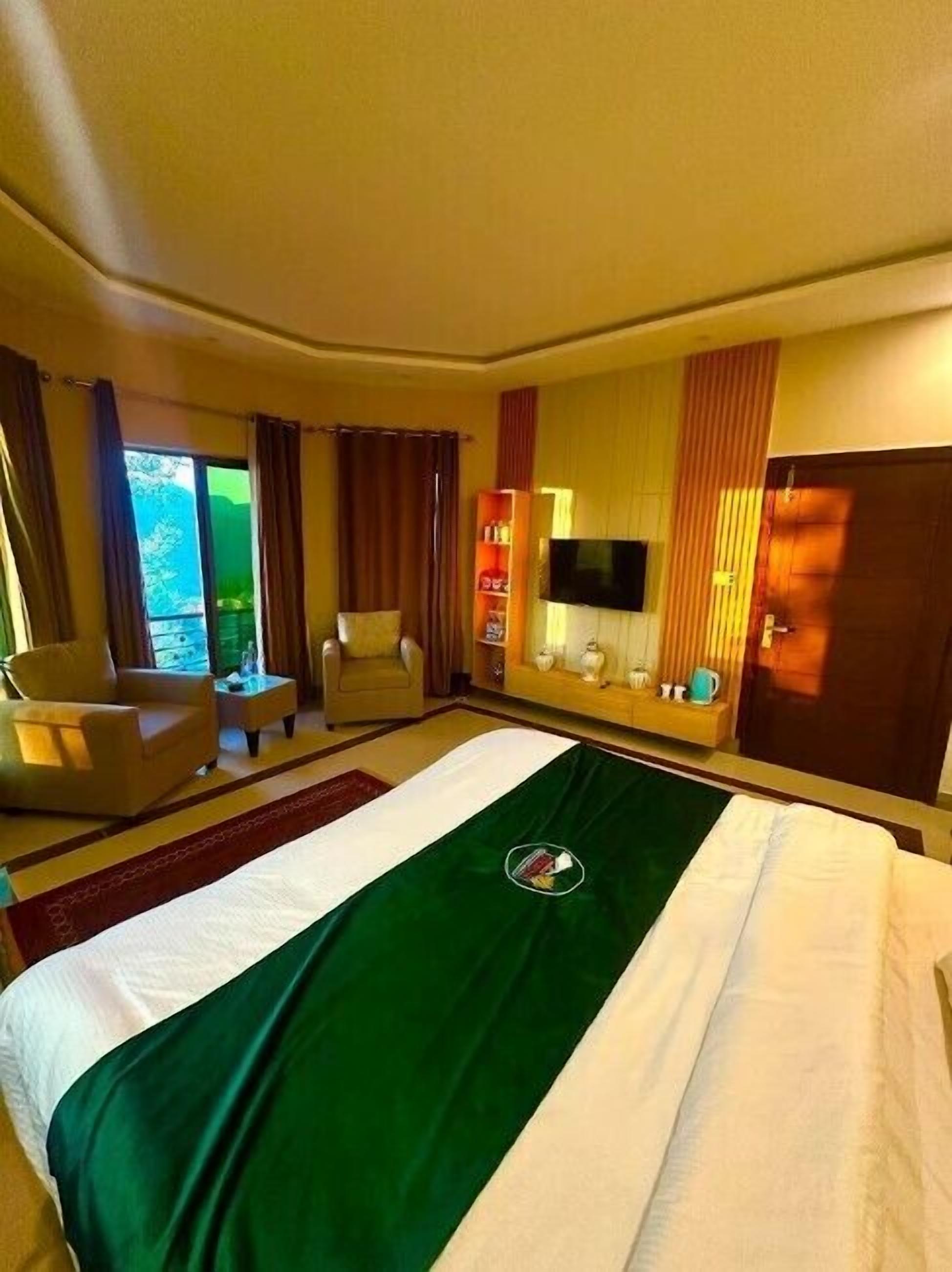 تجهيزات عازلة للصوت ومكواة/لوح كي وواي فاي مجانًا