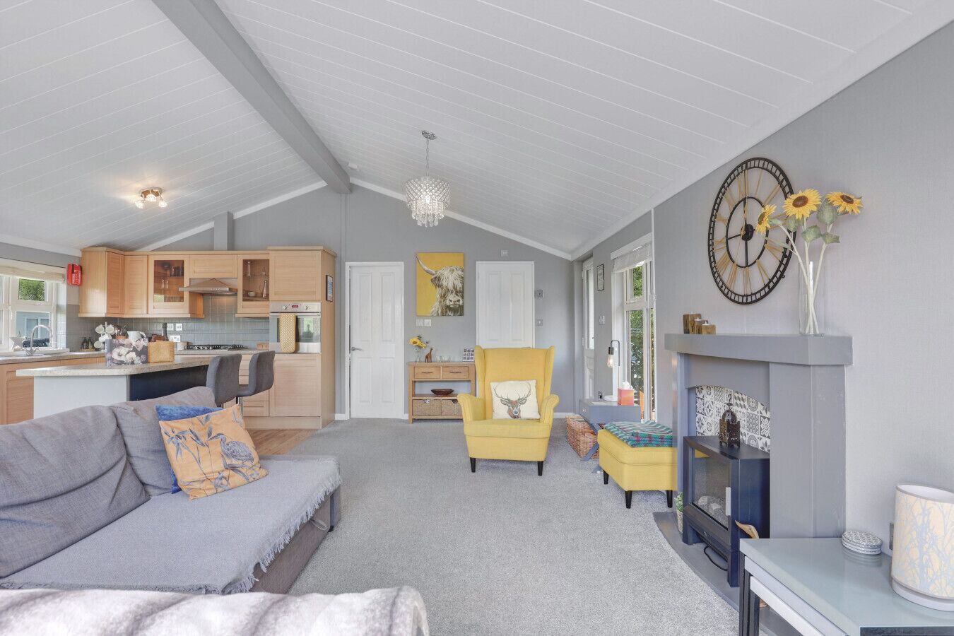 TV connectée, lecteur de DVD, livres