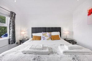 2 Schlafzimmer, Schreibtisch, Bügeleisen/Bügelbrett, Reisekinderbett