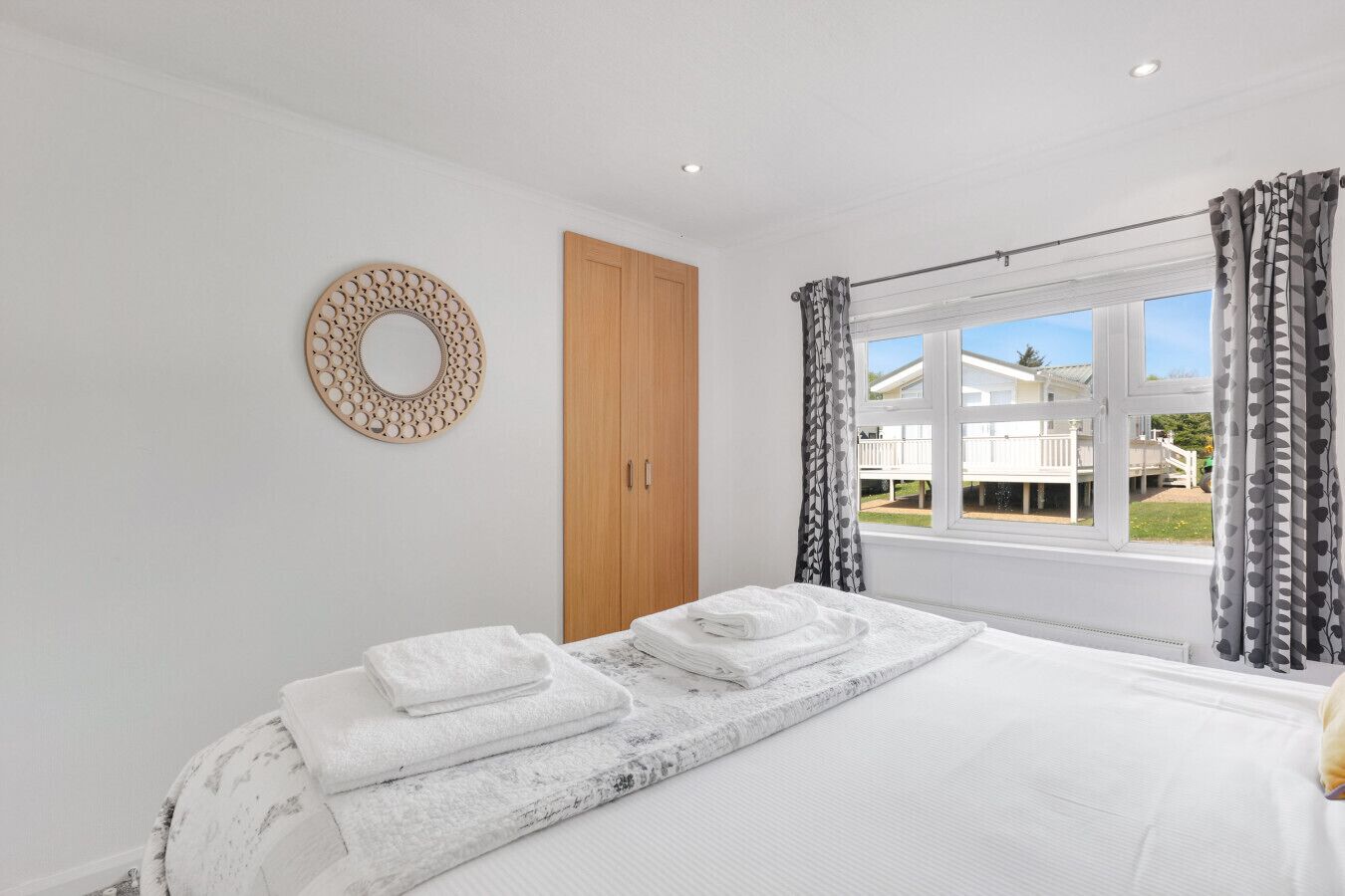 2 chambres, bureau, fer et planche à repasser, lit parapluie