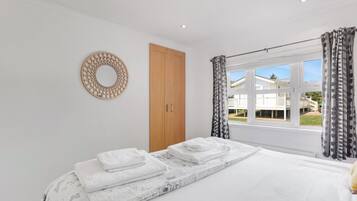 2 chambres, bureau, fer et planche Ă repasser, lit parapluie