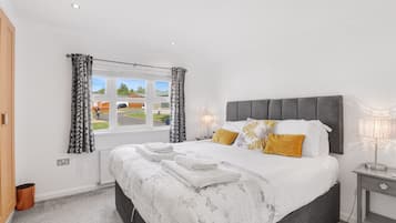 2 bedrooms, desk, iron/ironing board, travel crib