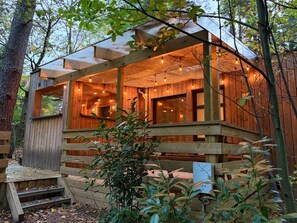 A wooden cabin with a covered porch, large windows, and a bench. - Among the pine trees, with a sauna and jacuzzi (Emilie) (Labaroche)
