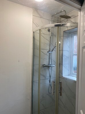 Ferienhaus | Badezimmer | Dusche, Handtücher