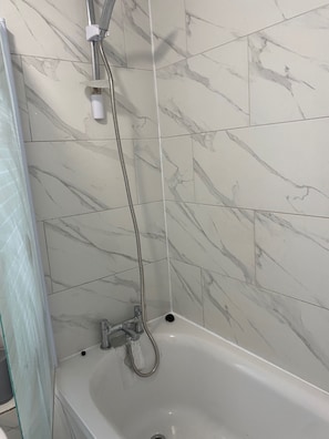 Maison | Salle de bain | Douche, serviettes fournies