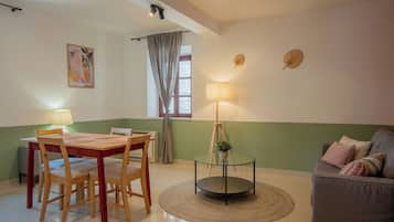 Departamento, 1 habitación, vista a la ciudad | Área de sala de estar