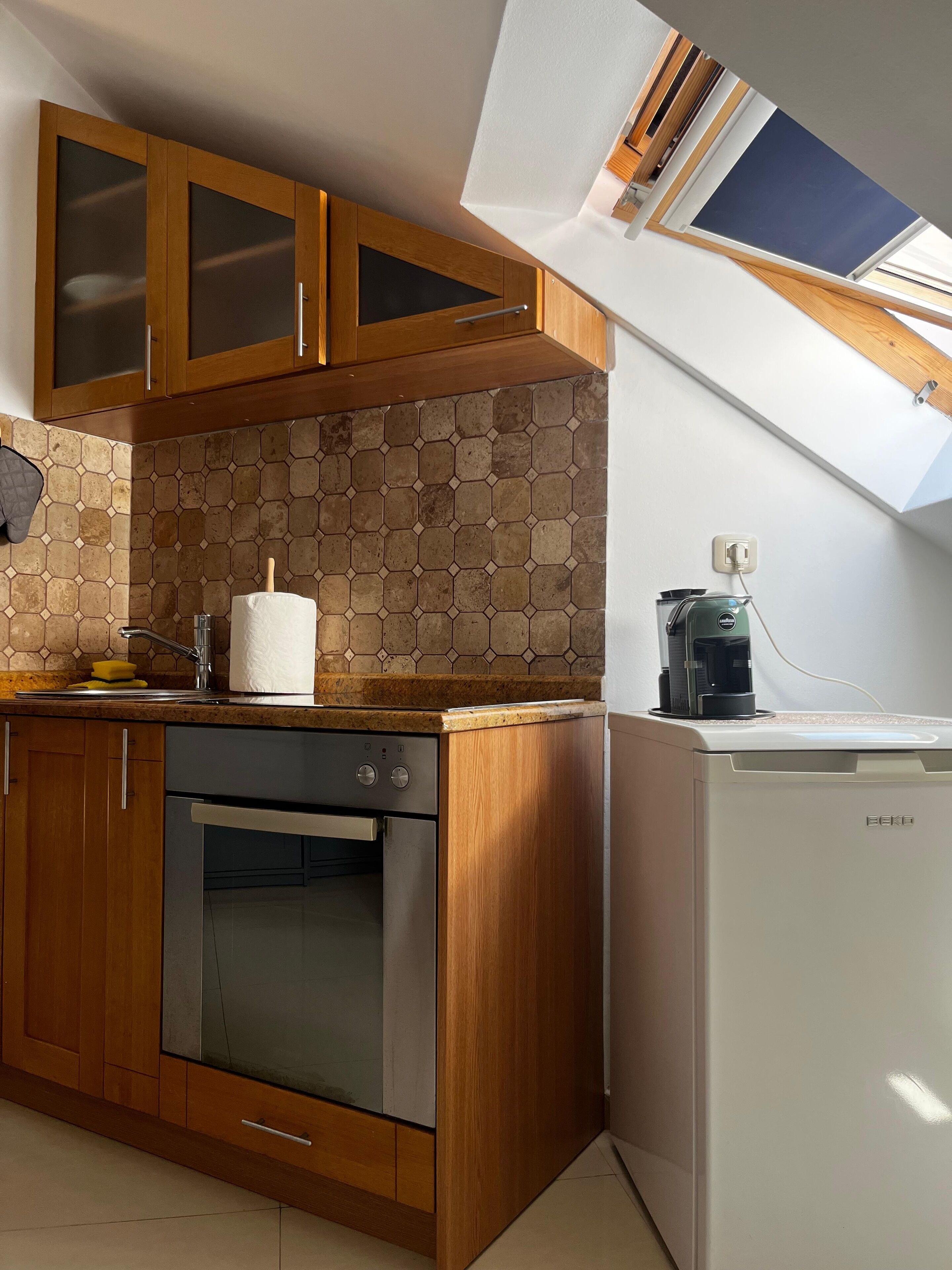 Refrigerador con freezer, horno, placa de cocina, utensilios de cocina