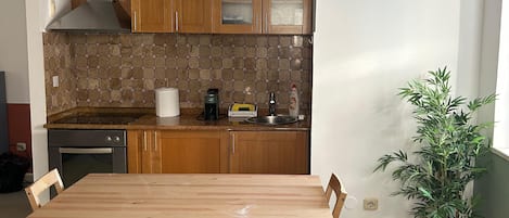 公寓, 1 間臥室, 城市景觀 | 私人廚房 | 大型冰箱、烤箱、爐台、鍋具/餐盤/廚房用品