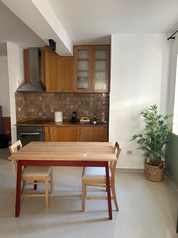 Apartament, 1 dormitori, vistes a la ciutat | Cuina privada | Frigorífic gran, forn i placa de cuina 