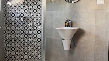 Apartemen Klasik, 1 kamar tidur | Kamar mandi | Shower, pengering rambut, sandal, dan handuk