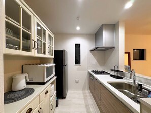 Fridge, microwave, oven, stovetop