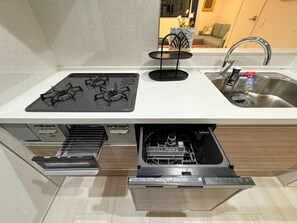 Réfrigérateur, micro-ondes, four, plaque de cuisson