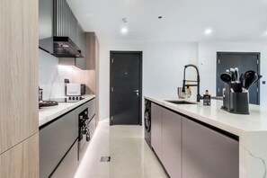 Frigorífico, microondas, horno y placa de cocina