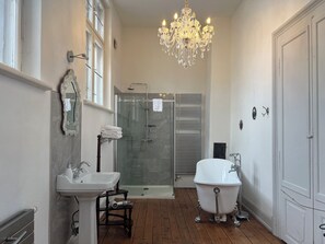 Secadora de cabello, toallas, jabón, papel de baño 