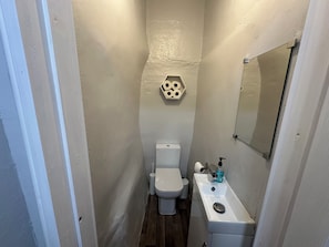 Standard Twin Room, City View | Bathroom | Shower, free toiletries, hair dryer, towels