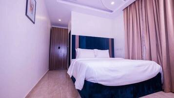 Classic Room | Desk, laptop workspace, free WiFi