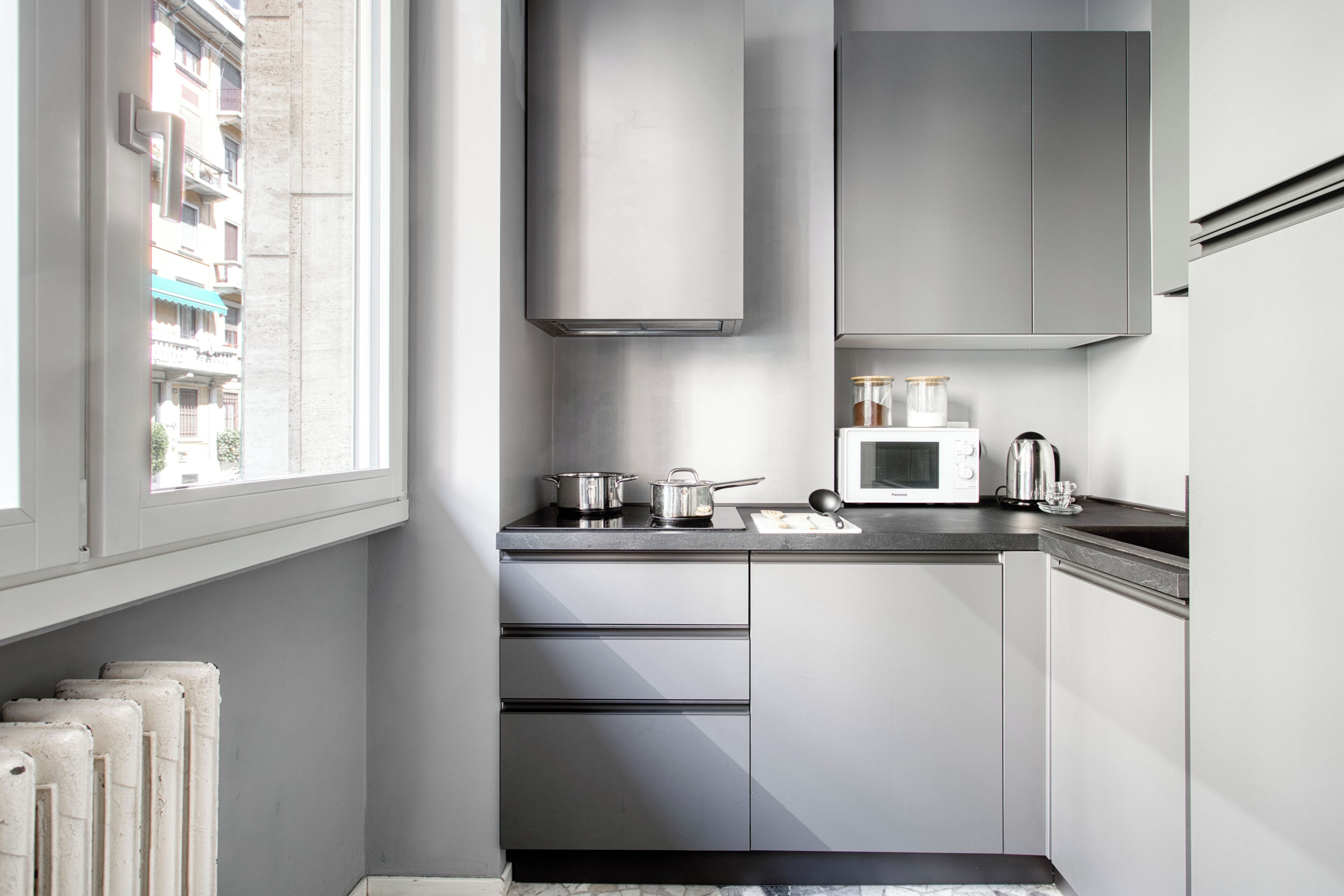 Frigorifero, microonde, forno, piano cottura