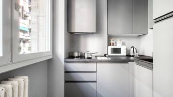 Frigorifero, microonde, forno, piano cottura