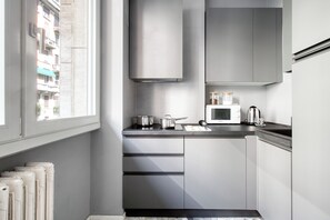 Kühlschrank, Mikrowelle, Ofen, Herdplatte