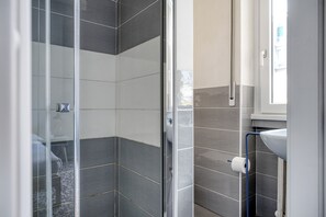 Douche, séchoir à cheveux, serviettes fournies