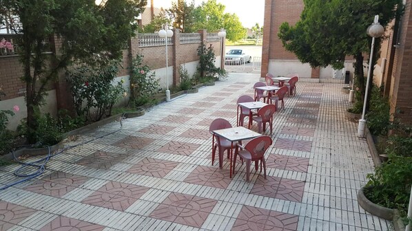 屋外ダイニングエリア