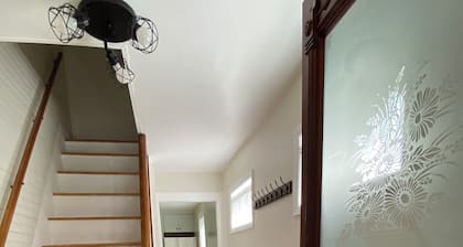 Coby Connection Home- 3-bedroom newly remodeled house with WiFi in Cobleskill