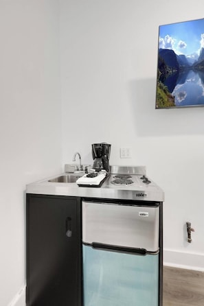 Refrigerador, microondas, parrilla de estufa y cafetera y tetera