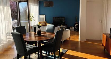 Charming T2 with sunny balcony 10 min from lake and town center