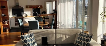 Charming T2 with sunny balcony 10 min from lake and town center