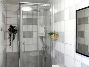 Een douche, een haardroger, handdoeken, zeep