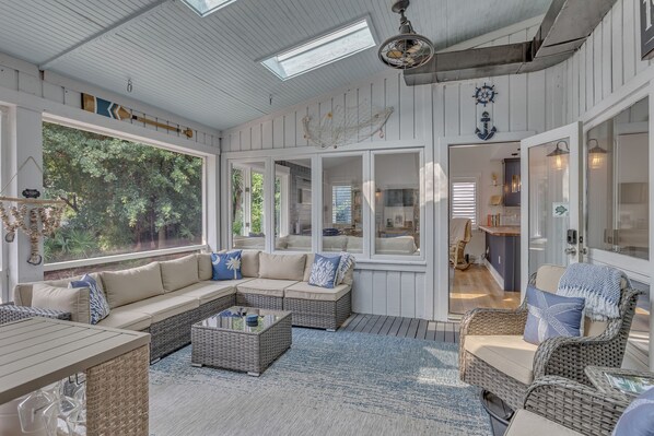 Living area - Palmetto Grove: Charming 4-bedroom house located within Sea Pines Resort! (Hilton Head Island)