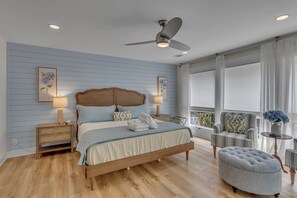 4 dormitorios, escritorio, tabla de planchar con plancha y cuna de viaje