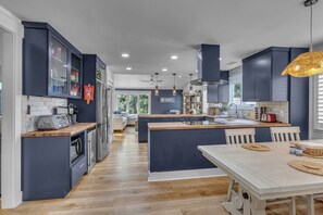 Private kitchen - Palmetto Grove: Charming 4-bedroom house located within Sea Pines Resort! (Hilton Head Island)