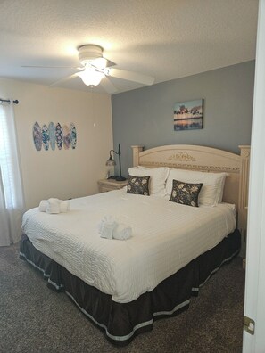 5 bedrooms, in-room safe, iron/ironing board, travel cot - 'The Magic Castle" spacious home sleeps up to 14. 9 miles to disney  (Davenport)