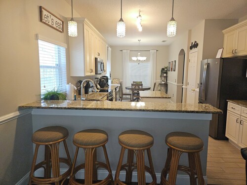 'The Magic Castle" spacious home sleeps up to 14. 9 miles to disney 