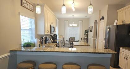 'The Magic Castle" spacious home sleeps up to 14. 9 miles to disney