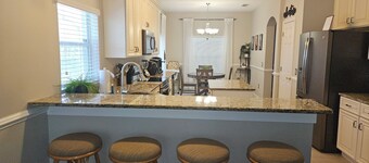 'The Magic Castle" spacious home sleeps up to 14. 9 miles to disney